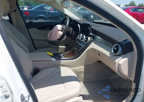 2017 Mercedes-Benz C 300 4Matic/Luxury 4Matic/Sport 4Matic z USA, uszkodzony, nr VIN 55SWF4KB1HU183192